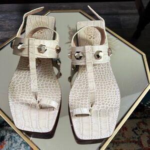 Vince Camuto Lt Taupe Croco Sandals 11